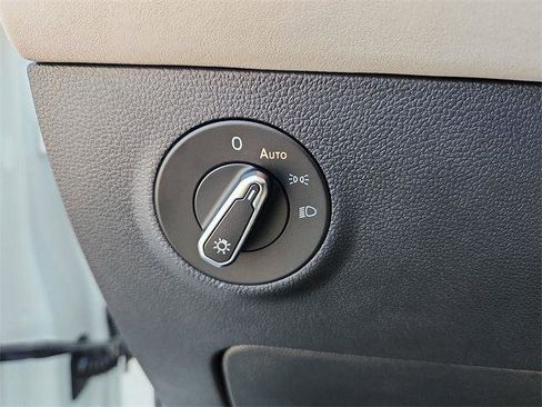 New 2025 Volkswagen Taos SE image 21