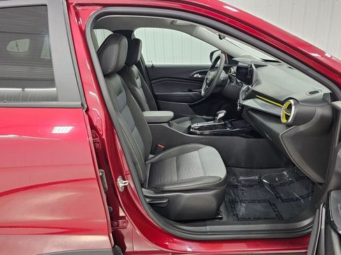 Used 2025 Chevrolet Trax LT FWD image 17