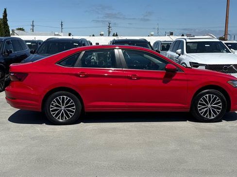 Used 2020 Volkswagen Jetta SE w/ SE Cold Weather Package FWD image 2