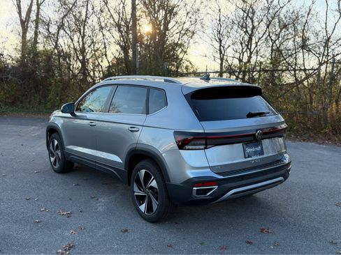 Certified 2025 Volkswagen Taos SE w/ Panoramic Sunroof Package image 5