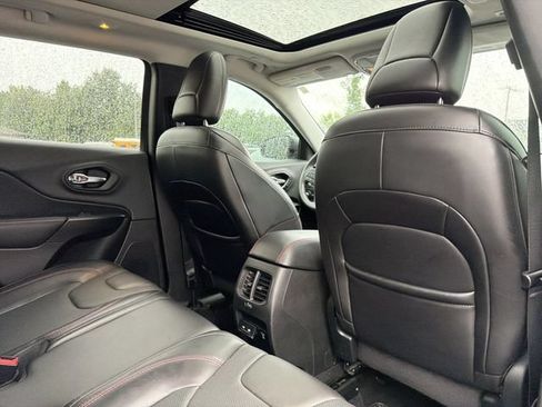 Used 2019 Jeep Cherokee Trailhawk AWD/4WD image 17
