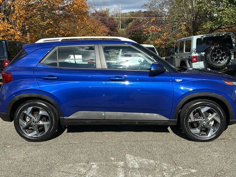 Used 2023 Hyundai Venue SEL image 2