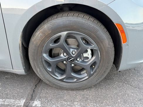 Used 2021 Chrysler Pacifica Touring-L w/ Uconnect Theater Family Group FWD image 12