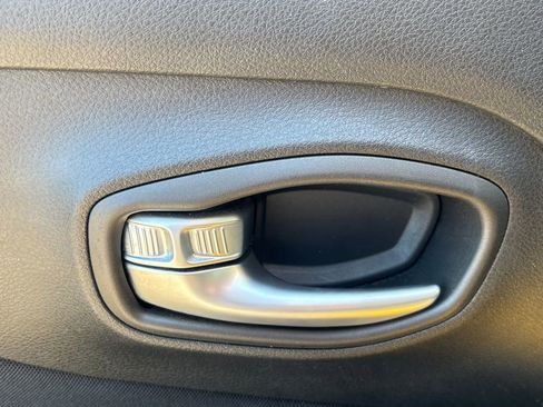 Used 2018 Jeep Renegade Latitude w/ Popular Equipment Group FWD image 9