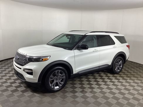 Used 2023 Ford Explorer XLT w/ Equipment Group 202A AWD/4WD image 5