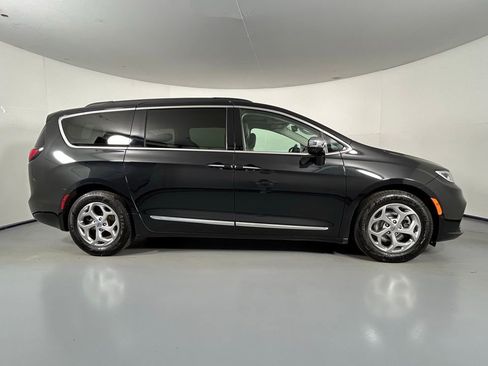 Used 2023 Chrysler Pacifica Limited image 8