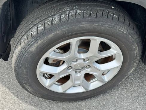 Used 2018 Jeep Renegade Latitude AWD/4WD image 27