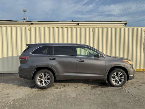 Used 2014 Toyota Highlander XLE FWD image 2