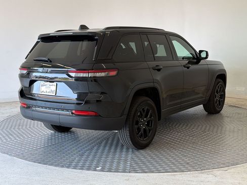 Used 2025 Jeep Grand Cherokee Altitude AWD/4WD image 9