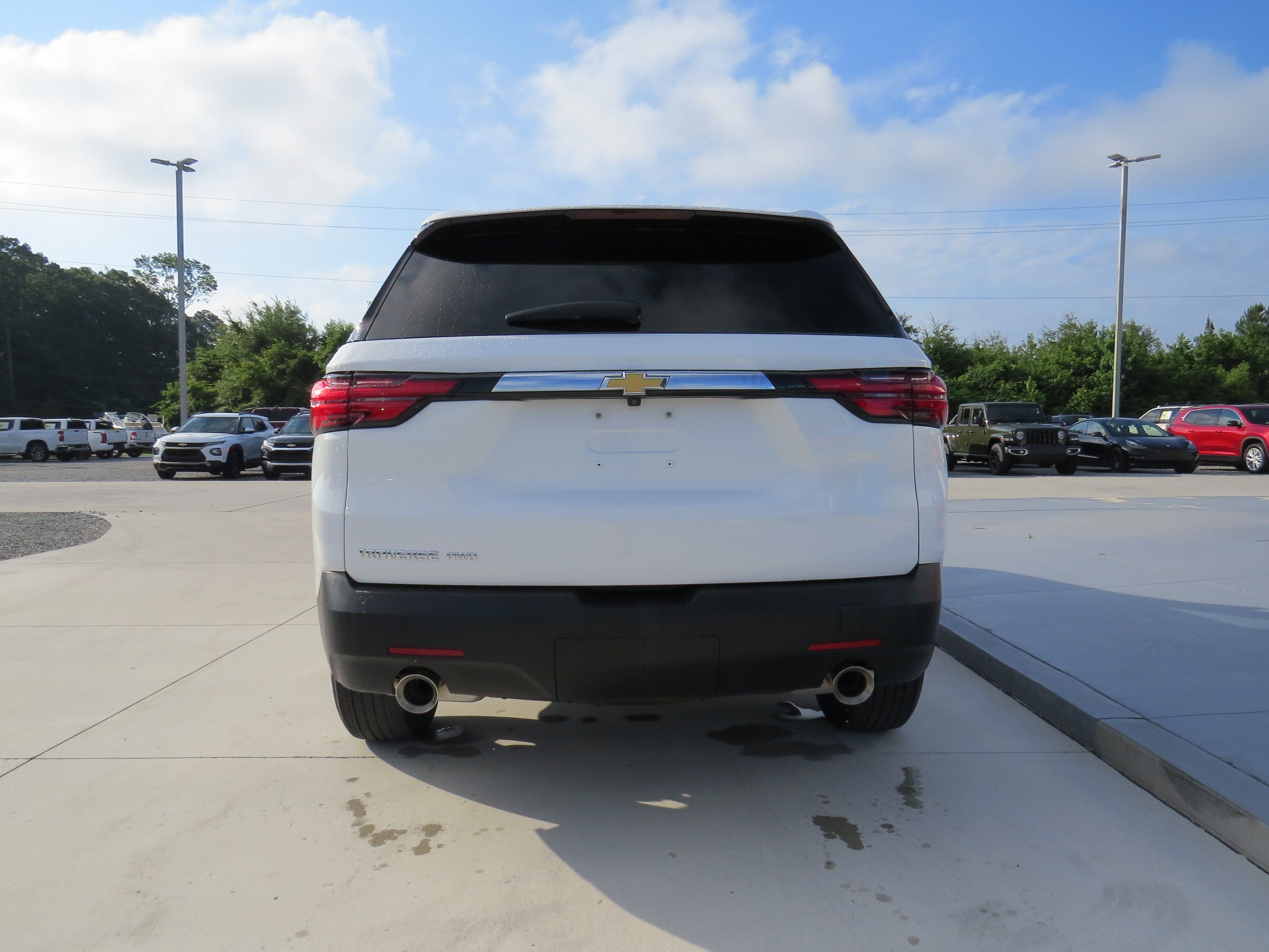Used 2023 Chevrolet Traverse LS AWD/4WD image 4