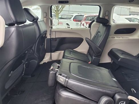 Certified 2024 Chrysler Pacifica Touring-L image 23