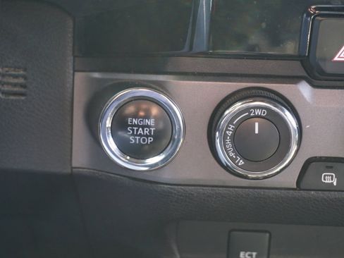 Used 2017 Toyota Tacoma TRD Sport image 11