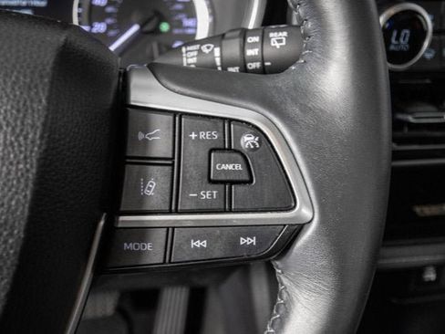 Used 2024 Toyota Highlander XLE FWD image 22