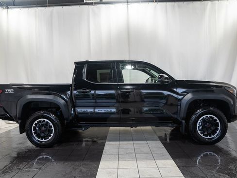 Used 2025 Toyota Tacoma TRD Off-Road AWD/4WD image 3