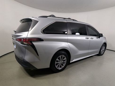 Used 2021 Toyota Sienna XLE FWD image 8
