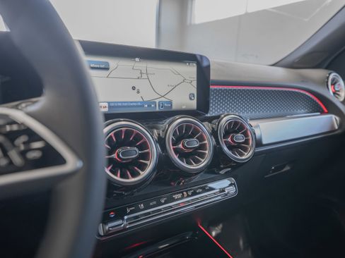 Used 2025 Mercedes-Benz GLB 250 image 30