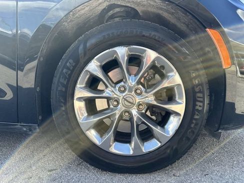 Used 2021 Chrysler Pacifica Touring-L FWD image 19