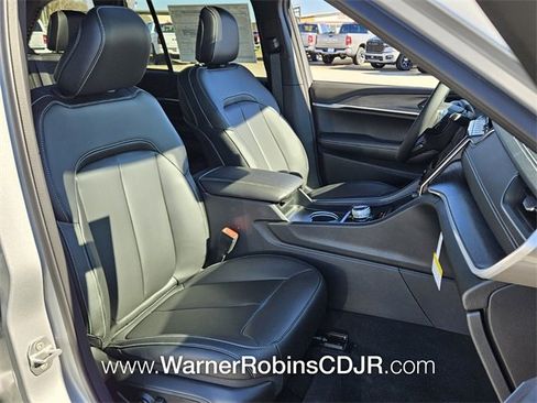 New 2025 Jeep Grand Cherokee Limited w/ Black Appearance Package image 17