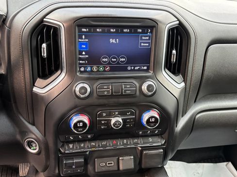 Used 2022 GMC Sierra 2500 AT4 w/ AT4 Premium Plus Package AWD/4WD image 12