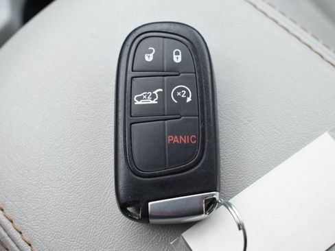 Used 2019 Jeep Cherokee Limited image 32