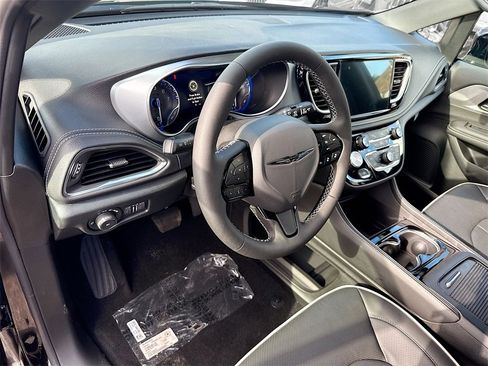 New 2026 Chrysler Pacifica Limited w/ S Appearance Package image 9