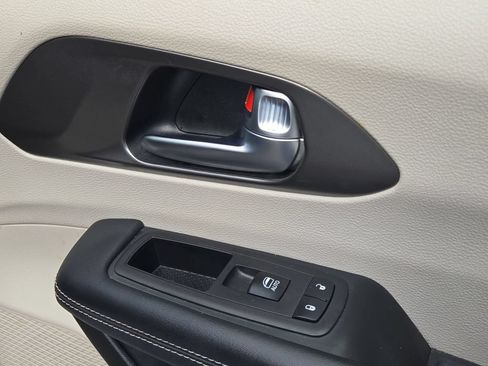 Used 2023 Chrysler Pacifica Touring-L FWD image 34
