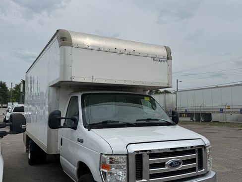 Used 2018 Ford E-450 and Econoline 450 Super Duty w/ Power Windows & Locks Group RWD image 2