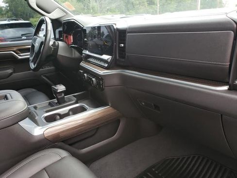 Used 2022 Chevrolet Silverado 1500 LT w/ Z71 Off-Road Package AWD/4WD image 18