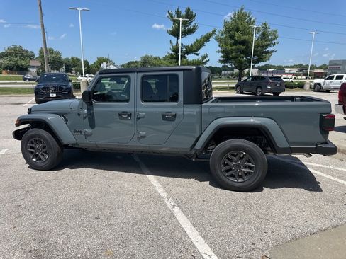 New 2025 Jeep Gladiator Sport image 18