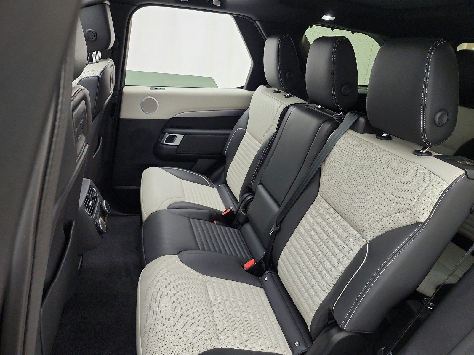 Used 2024 Land Rover Discovery Dynamic SE AWD/4WD image 13