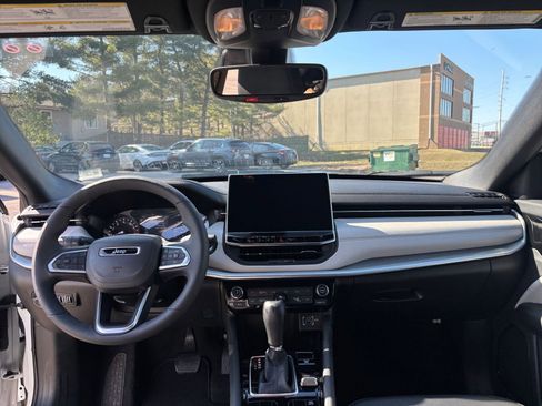 Used 2025 Jeep Compass Limited image 32