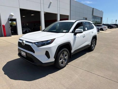 Used 2025 Toyota RAV4 XLE AWD/4WD image 3