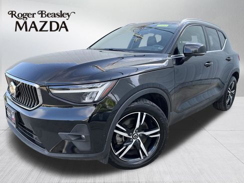 Used 2023 Volvo XC40 B5 Plus AWD/4WD image 1