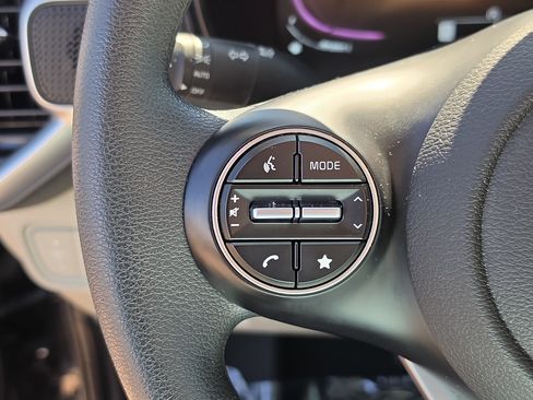 Certified 2025 Kia Soul LX FWD image 27
