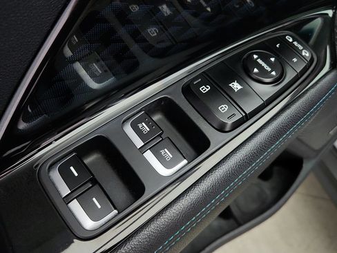 Used 2020 Kia Niro EX Premium FWD image 24