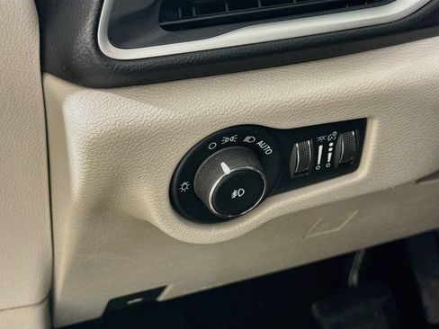 Used 2017 Chrysler Pacifica Touring Plus w/ Tire & Wheel Group FWD image 10