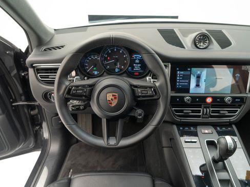 Certified 2025 Porsche Macan AWD/4WD image 32