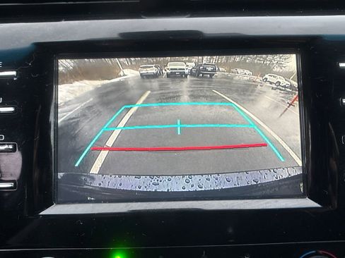 Used 2018 Toyota Camry LE image 20