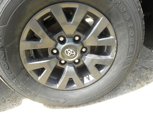 Used 2020 Toyota Tacoma SR5 w/ Technology Package AWD/4WD image 19