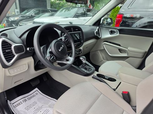 Used 2023 Kia Soul LX w/ LX Technology Package FWD image 16