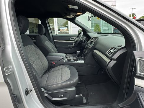 Used 2018 Ford Explorer XLT AWD/4WD image 24