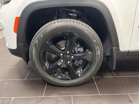 Used 2025 Jeep Grand Cherokee Limited w/ Luxury Tech Group II image 9