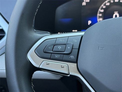 Certified 2025 Volkswagen Taos SE image 11