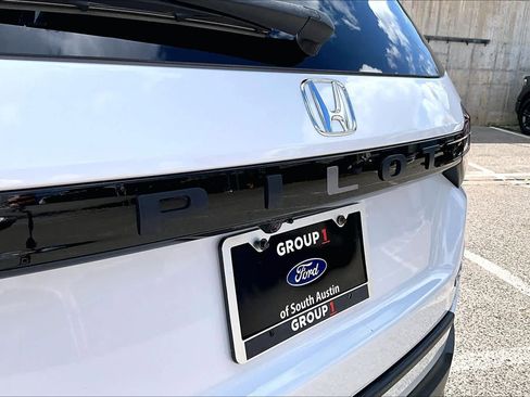 Used 2023 Honda Pilot Touring image 10
