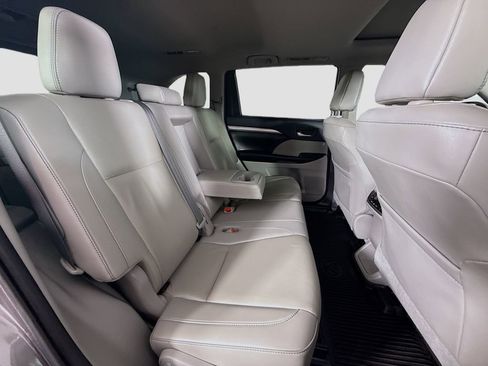 Used 2019 Toyota Highlander XLE image 17