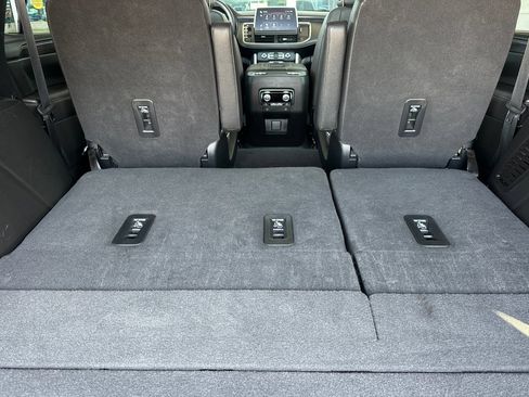 Used 2023 GMC Yukon SLT w/ SLT Premium Package RWD image 18