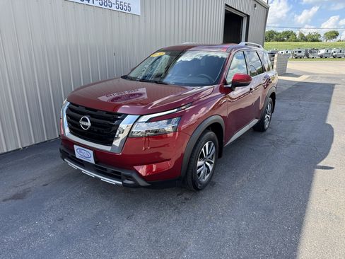 Used 2024 Nissan Pathfinder SL AWD/4WD image 2