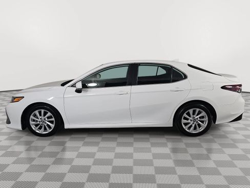 Used 2021 Toyota Camry LE FWD image 5