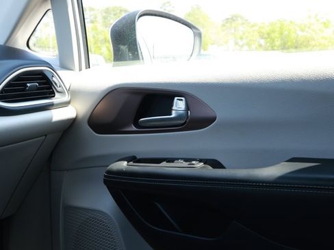 Used 2023 Chrysler Voyager LX FWD image 27
