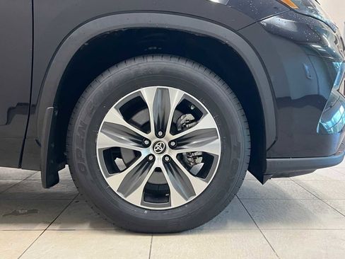 Certified 2023 Toyota Highlander XLE image 7